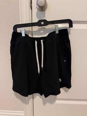 Vuori men shorts Kore Short lined 7” size M